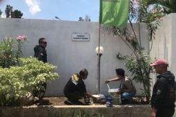 Organisasi BTA Nusantara membersihkan TMP Kusumanegara sambut HUT TNI