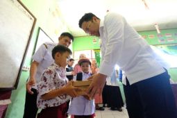 Wabup Gowa kembali salurkan bantuan seragam sekolah gratis