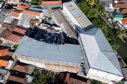 Pembongkaran material mushalla ambruk di Ponpes Al Khoziny