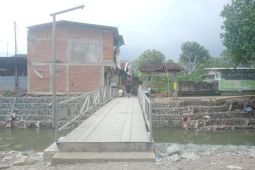 Jembatan sementara pasca-banjir di Mataram mulai dimanfaatkan