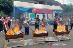 Kejari Banda Aceh musnahkan barang bukti tindak pidana