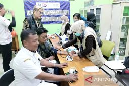 Petugas medis beri vitamin gratis untuk relawan di Ponpes Al Khoziny