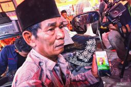 Kakek korban runtuhnya Al Khoziny berharap cucunya ditemukan