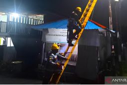 Petugas yantek PLN tangani gangguan kelistrikan hingga malam hari