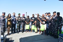 TNI AL membagikan 50 paket sembako untuk nelayan sambut HUT TNI