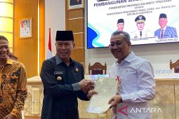 Pemprov Sultra serahkan sertifikat tanah Sekolah Garuda ke Kemendiktisaintek