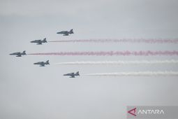 Upacara HUT TNI selesai, pesawat tempur TNI AU atraksi di langit Monas