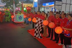 Pawai lampion Festival Mooncake Tanjungpinang diramaikan ribuan peserta