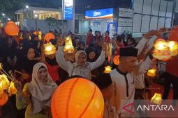79 kelompok semarakkan Pawai Lampion di Singkawang