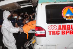 Jenazah korban peristiwa bangunan mushala ponpes ambruk