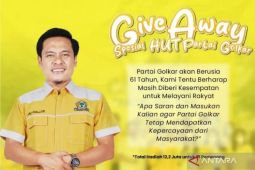 Wakil Ketua DPRD Subabaya tebar hadiah  HUT ke-61 Golkar