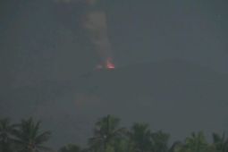 Gunung Ibu lontarkan abu vulkanik hingga 600 meter