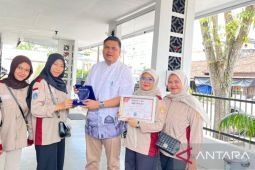 Kepala Desa Perlang terima penghargaan riset dari mahasiswa UBB