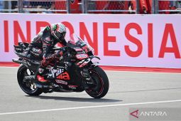 Bezzecchi dihukum double long lap penalty setelah tabrak Marc Marquez
