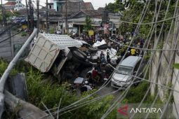 Kecelakaan truk terjun dari ruas tol Tangerang-Merak