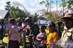 Satgas Yonif 521/DY dan warga Mamteng perkuat kesatuan dukung bakar batu