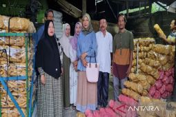 Kunjungi industri rumahan, Ketua Dekranasda Madina tekankan pentingnya kemasan produk