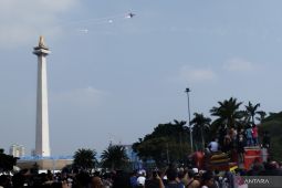 Upacara HUT TNI selesai, pesawat tempur TNI AU atraksi di langit Monas