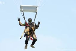 Prajurit Kopassus terjun payung bawa anjing saat HUT TNI
