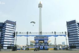 Prajurit TNI terjun payung dan mendarat di Monas, pada perayaan puncak HUT ke-80