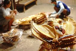 Pemuda Blitar raup cuan puluhan juta berkat produksi lambang garuda