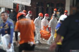 Evakuasi jenazah korban mushalla ambruk di Ponpes Al Khoziny