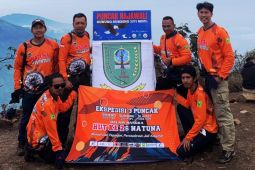 Tim ekspedisi Natuna bentangkan bendera kabupaten di tiga gunung di Jawa