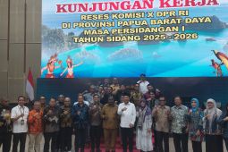 DPR RI salurkan bantuan Rp200 juta untuk dua sekolah di Kota Sorong