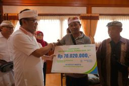Wali Kota Denpasar berikan santunan JKK kepada korban banjir