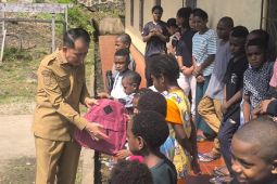 PJ Gubernur Papua beri bantuan anak korban kebakaran Holtekamp