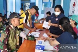 Satgas Yonif 521/DY mendukung kegiatan donor darah di Mamteng