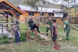 Satgas Yonif 511/DY-Warga Malagaineri kolaborasi jaga lingkungan bersih