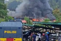 Quick Respon Polri bantu padamkan kebakaran di Kodam Lama Jayapura
