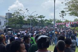 Aksi di PT Timah ricuh, polisi tembakkan water cannon dan gas air mata