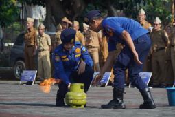 Disdamkar Garut mengedukasi masyarakat penanganan kebakaran mandiri