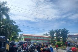 Pertamina batasi penyaluran BBM picu antrean kendaraan bermotor di Timika