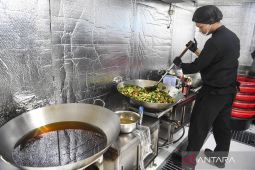 Dari Qatar ke Cinere, Brian pilih jadi juru masak MBG demi senyum anak-anak