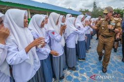Bantuan seragam gratis bagi pelajar SMA se-Sultra