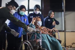 Keluarga korban runtuhnya bangunan mushala pondok pesantren