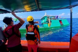 Tim SAR gabungan Anambas selamatkan 5 awak kapal tenggelam