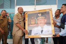 Puluhan orang dari Forum Tenaga Kesehatan R4 sampaikan terima kasih kepada Bupati