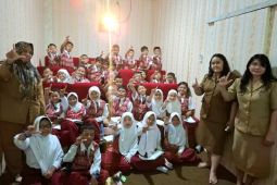 Disarpustaka Kapuas kenalkan fungsi perpustakaan kepada siswa SDN 5 Selat