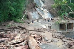 Jalan Trans Sulawesi di Banggai putus akibat longsor