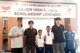 Dua bibit muda SSB Timah United Depok menerima beasiswa 3 tahun dari PT Yanmar Diesel Indonesia