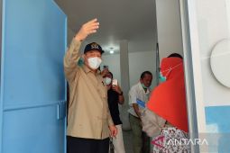 Anggota DPR tinjau dapur penyedia makanan bergizi di Surabaya