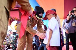 150 siswa di Pulau Kodingareng dapat seragam sekolah gratis