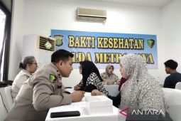 Polda Metro Jaya gelar bakti kesehatan dan pembagian sembako untuk warga di Jaktim