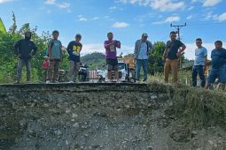 Jembatan putus akibat banjir isolasi 8 desa di Tojo Una-Una