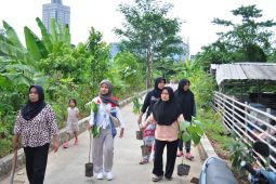 Pertamina Patra Niaga RJBB dan warga Cawang bersinergi untuk Kampung Biru