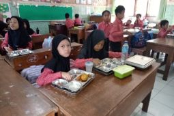 Sebanyak 368 siswa SDN 5 Mataram terima MBG